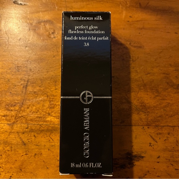 Giorgio Armani Luminous Silk Foundation - Picture 4 of 7